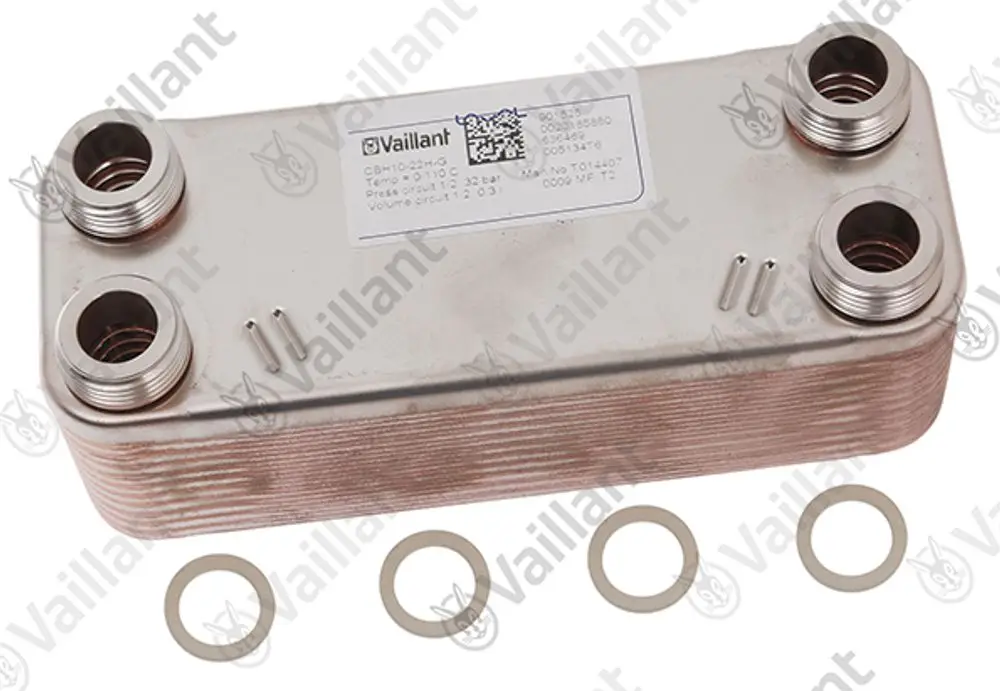 Vaillant Wärmetauscher in rechteckiger Form mit mehreren Anschlussöffnungen und Metalloberfläche, daneben befinden sich mehrere Dichtungsringe.